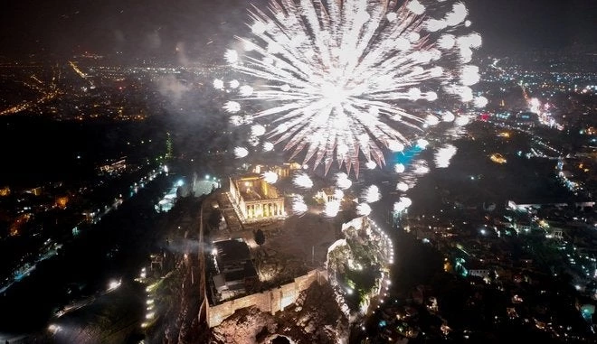 Η Αθήνα υποδέχτηκε το 2019: Η ασύλληπτη ομορφιά της Ακρόπολης από ψηλά